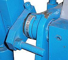 Легкая фиксация Заготовка легко фиксируется посредством двух удобных рукояток, расположенных по бокам механического листогиба MAZANEK ZGR 2500/1. Легкая фиксация Заготовка легко фиксируется посредством двух удобных рукояток, расположенных по бокам механического листогиба MAZANEK ZGR 2500/1.