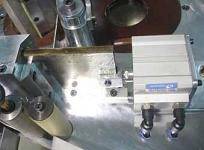 Предварительная обрезка кромочного материала Осуществляется с помощью ножа, перемещаемого пневмоцилиндром по направляющим. На станке предусмотрено два режима обрезки: ручной и автоматический.