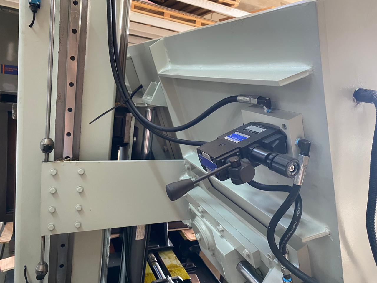 Станок ленточнопильный полуавтоматический двухколонный Stalex SBS-650