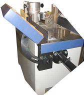 Наклонный рабочий стол Возможность поворота рабочего стола на угол до 45° по направляющим с регулировкой по высоте. Обеспечивается нанесение кромочного материала на заготовки, торец которых раскроен под углом от 0 до 45°. Отсчет угла наклона производитс