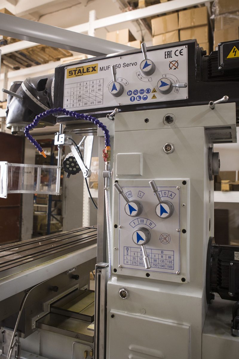 Широкоуниверсальный фрезерный станок Stalex MUF150 Servo
